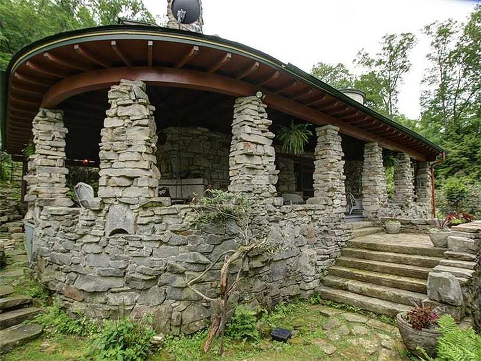 2nd image of 1439 Rockmere Rd