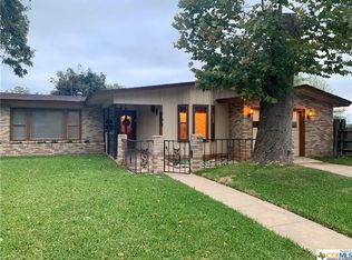 953 E Walnut St, Seguin, TX 78155