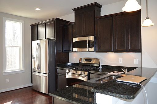 4th image of 111 Magnes Pl