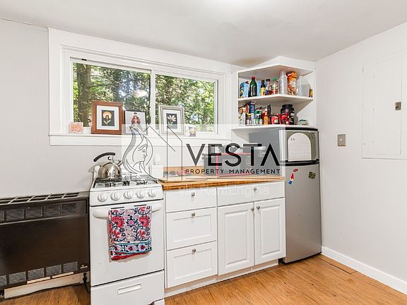 2nd image of 29 Ivy St N