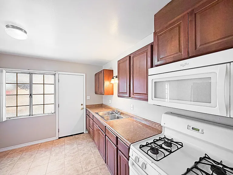 SD: Comfortable 3BD/1.5BA Apartment in Normal Heights with Reserved Parking — Photo 6
