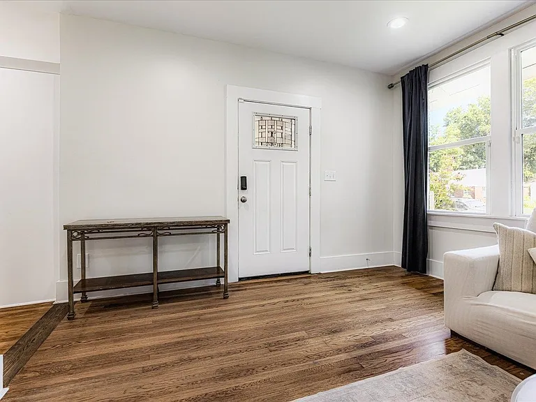 729 N Willett St — Photo 5