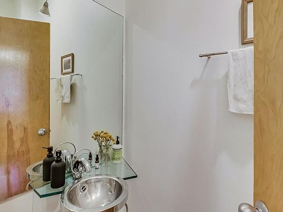 5th image of 900 N Wood St #1S