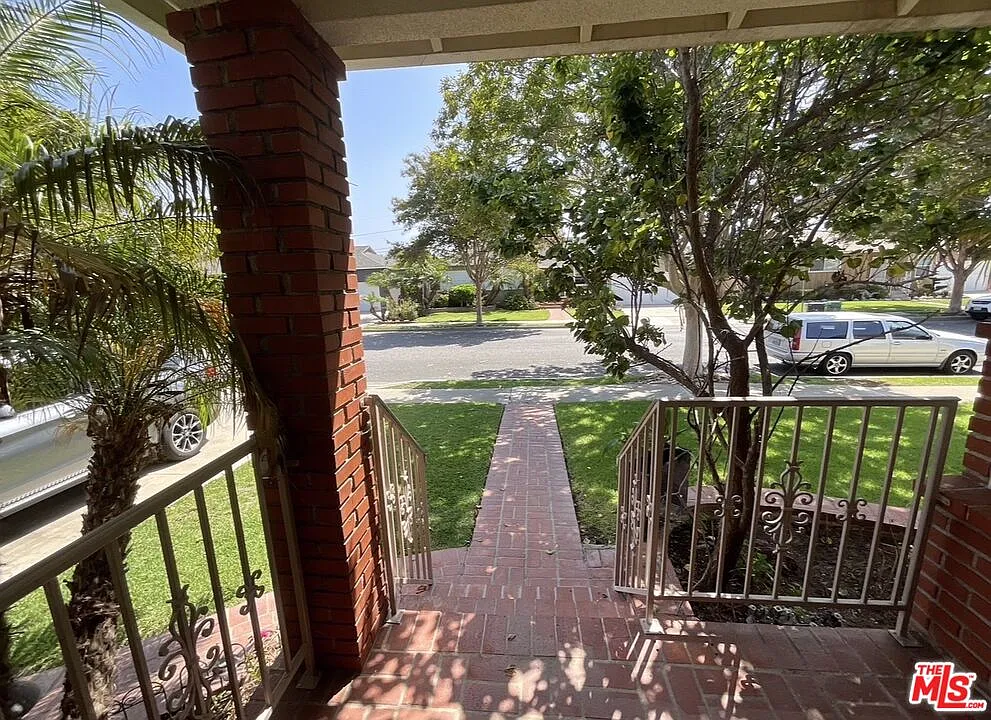 3 bed, 1.5 bath, $6,200 — Photo 2