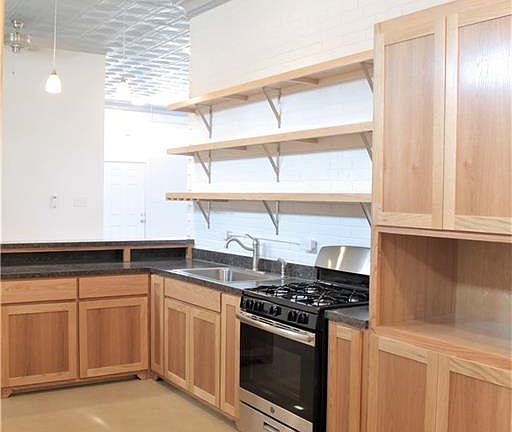 4th image of 1010 W Shaw St
