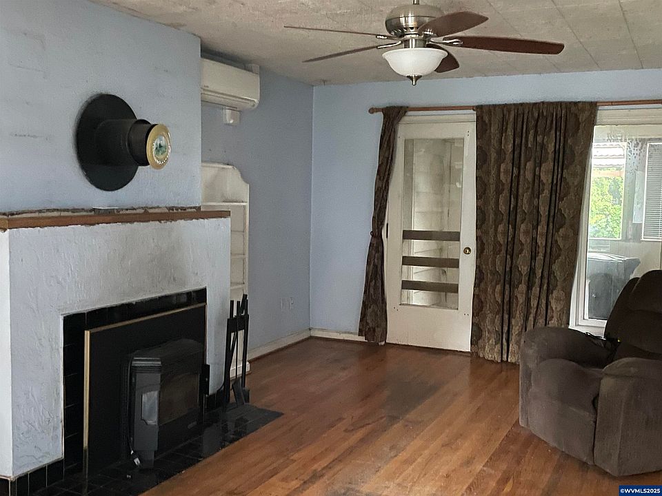 2nd image of 1075 Shipping St NE