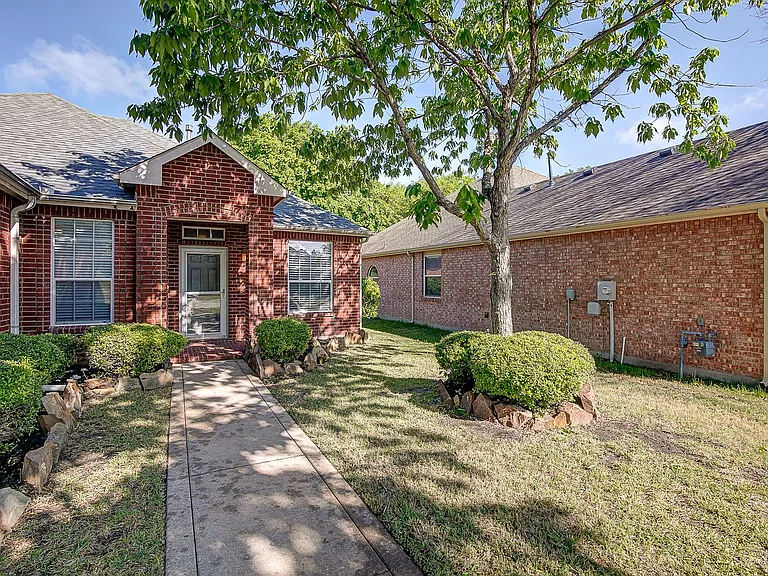 2504 Cypress Point Dr — Photo 2