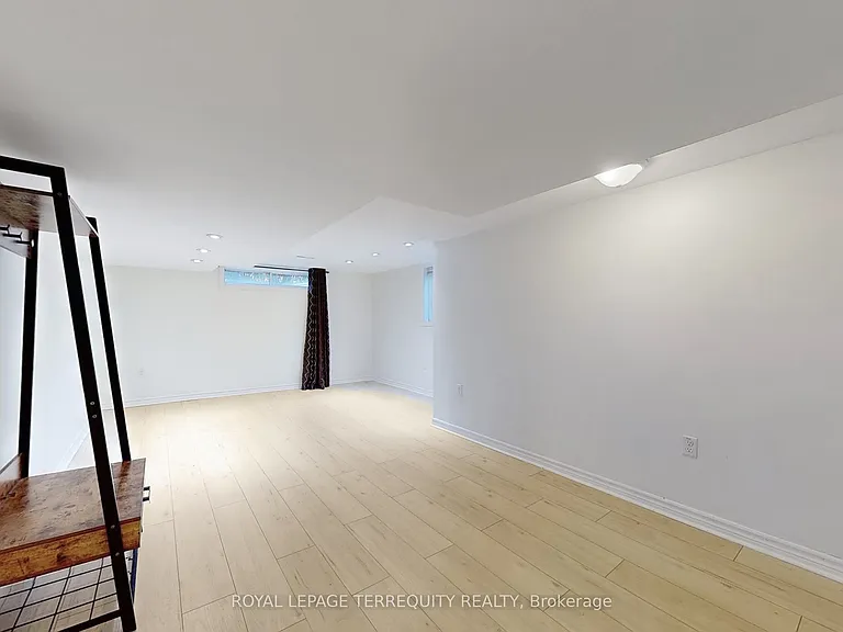 246 Elizabeth St — Photo 3
