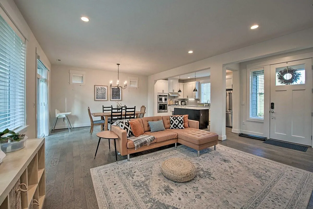 4 bed, 1888 sqft, $4,299 — Photo 4