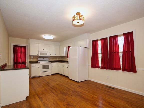 5th image of 1031 Hillcrest Dr