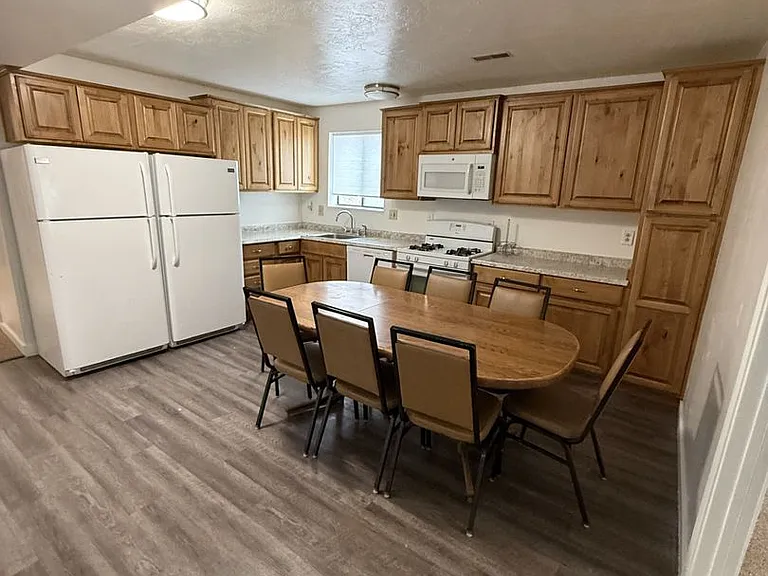 420 E Mill Rd — Photo 2