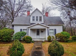 910 3rd St NW, Hickory, NC 28601