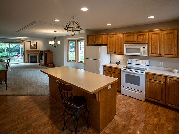 4th image of 557 Williamsburg Pl