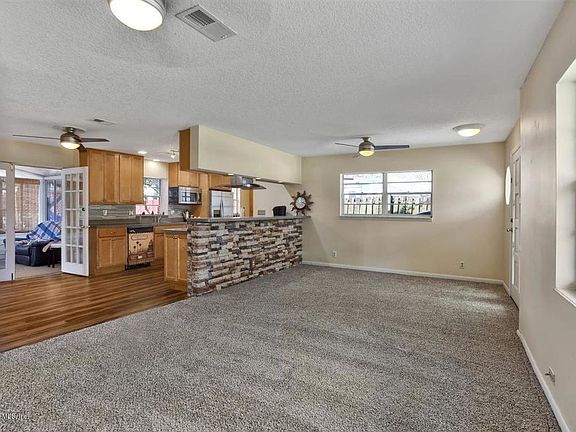 5th image of 4420 Begbie Dr