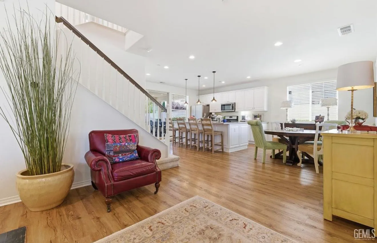 3 bed, 2205 sqft, $3,300 — Photo 3