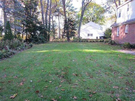 4th image of 18 Cortland Dr