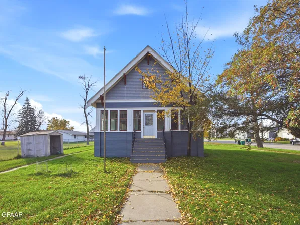 319 1st Ave SW, Hillsboro, ND 58045