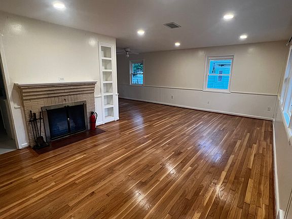 3rd image of 2404 Darrow St