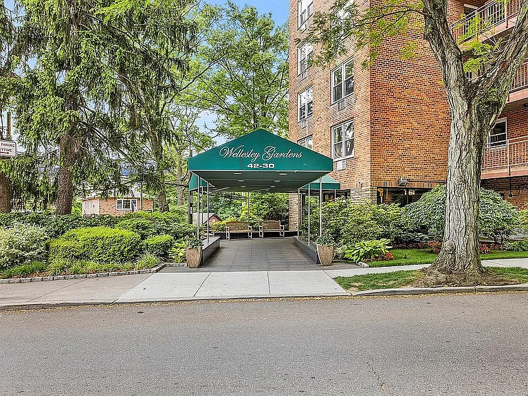 4230 Douglaston Pkwy #7H — Photo 2