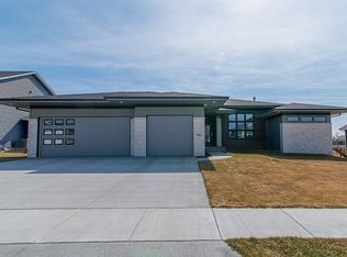 1960 Fox Ridge Rd, Ely, IA 52227