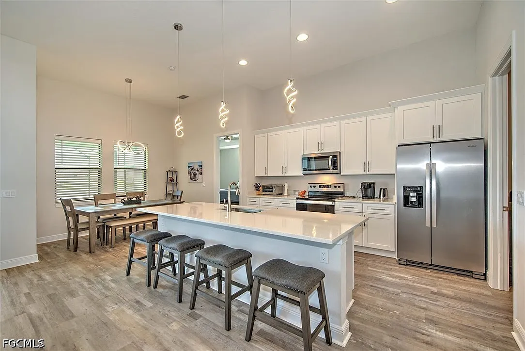 4 bed, 3.0 bath, 2010 sqft, $3,700 — Photo 3
