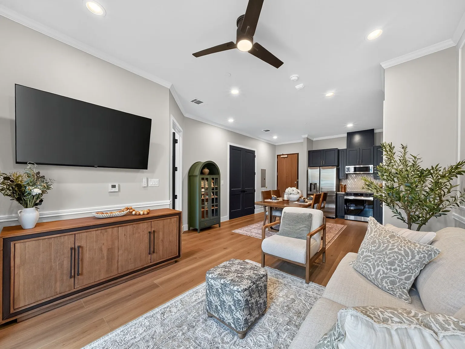 1 bed, 787 sqft, $2,300 — Photo 3