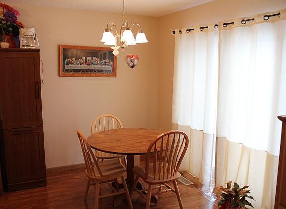 4th image of 1032 Manor Ct