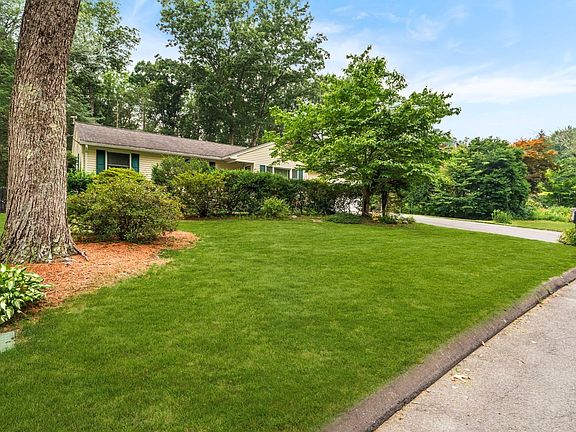 5th image of 22 Carillon Cir