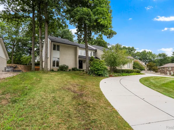 5322 Pond Bluff Dr, West Bloomfield, MI 48323