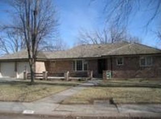2508 Canterbury Dr, Hutchinson, KS 67502