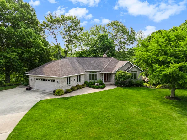 565 Hawksnest Dr, South Haven, MI 49090