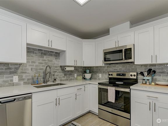 3rd image of 1621 W Young Street