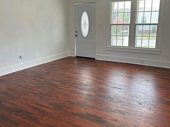 5th image of 601 N Hickory St