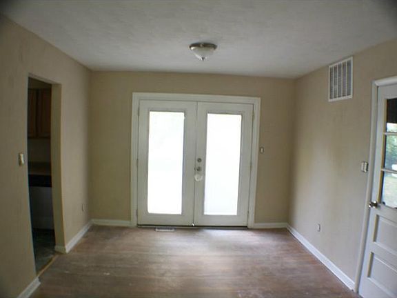 3rd image of 722 Antrim Dr