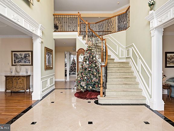 5th image of 30 Sherwood Ln