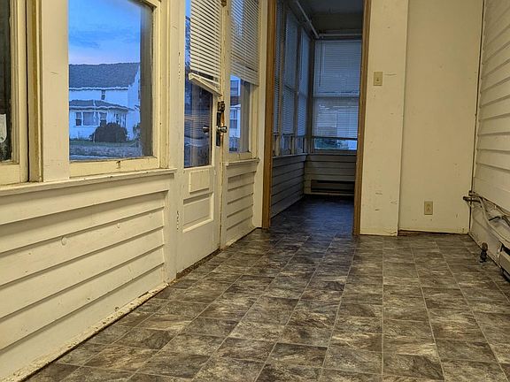 4th image of 919 S Washington St