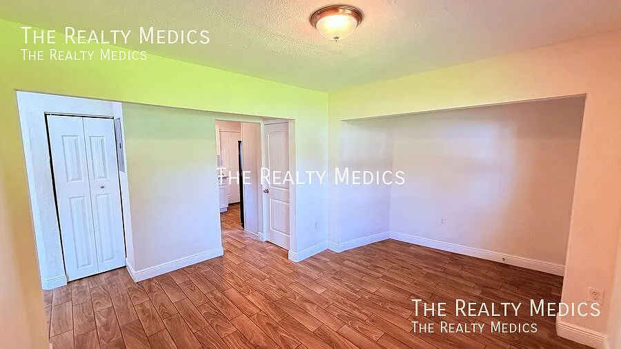 Charming 2-Bedroom Duplex Home With Water, Laundry, & Lawn Care Included! — Photo 4
