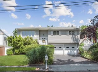 6 Bertlee Dr, Huntington Station, NY 11746