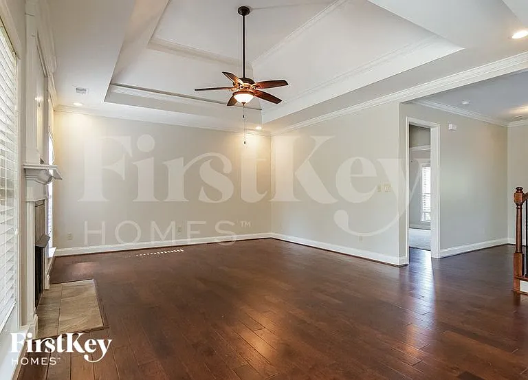 606 Park Lake Cir — Photo 3