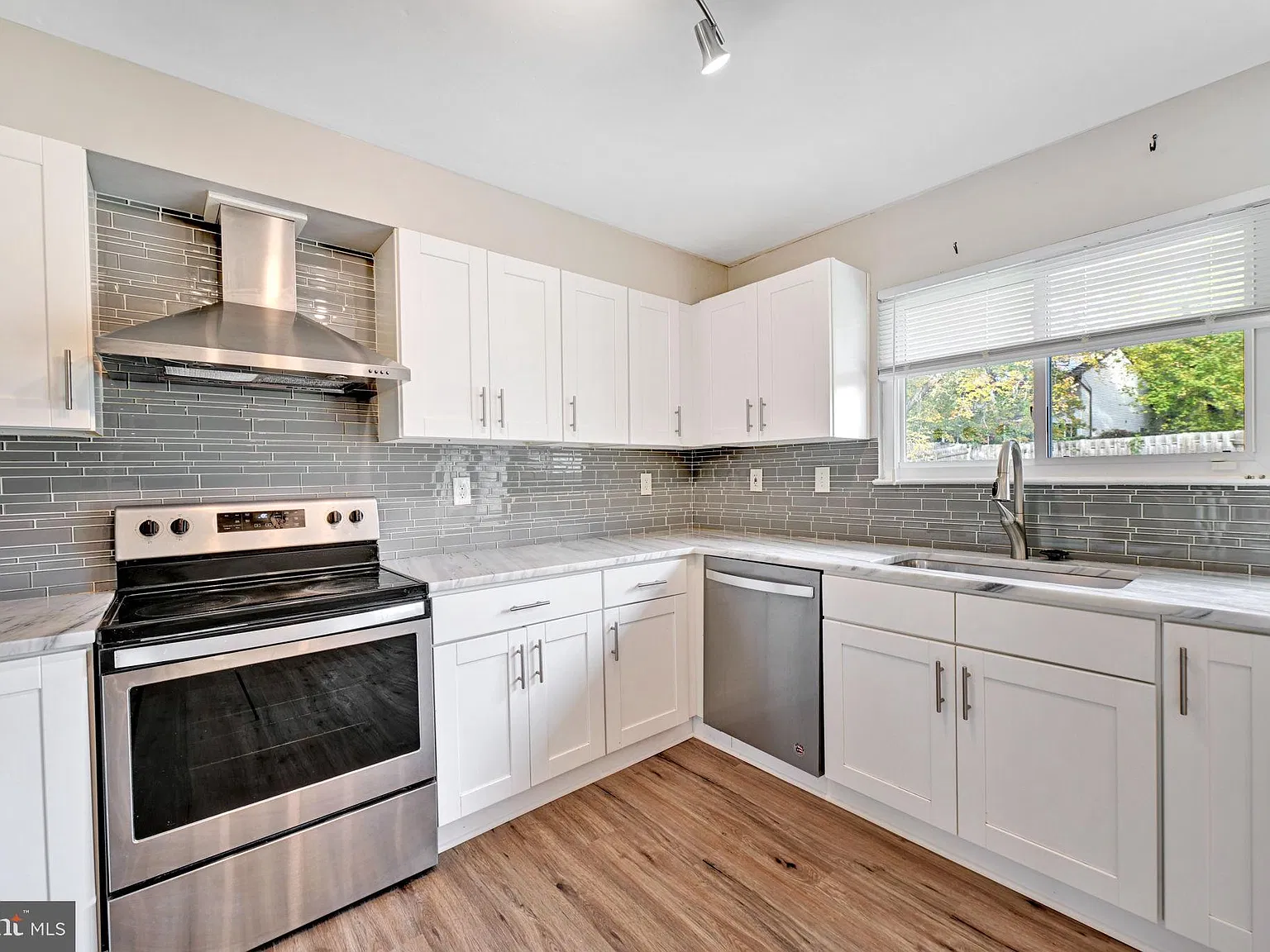 4 bed, 2.0 bath, 1390 sqft, $3,500 — Photo 4