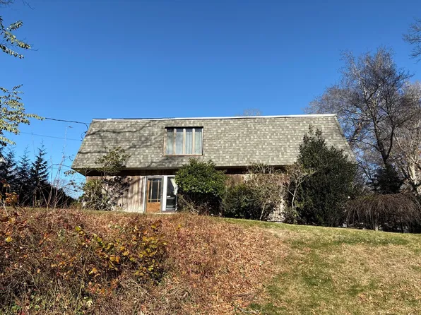 88 Sandy Ct, Riverhead, NY 11901