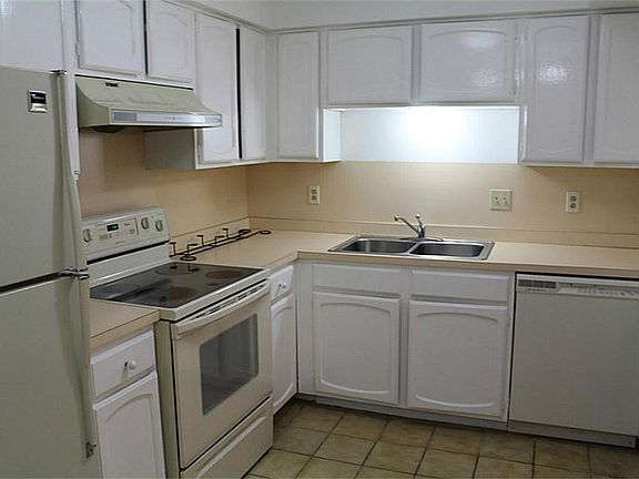 4th image of 429 N Post Oak Ln #429