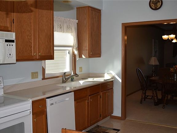 5th image of 233 Village Dr W