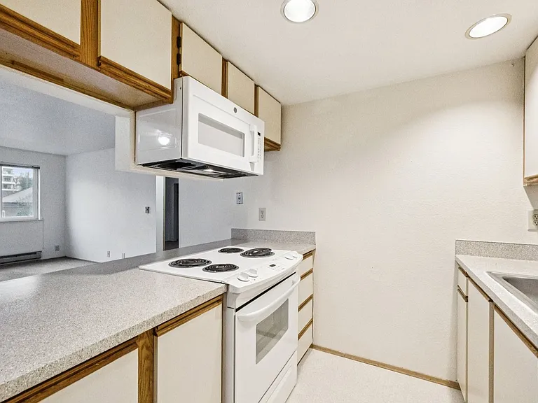 University Court Apartments — Photo 15