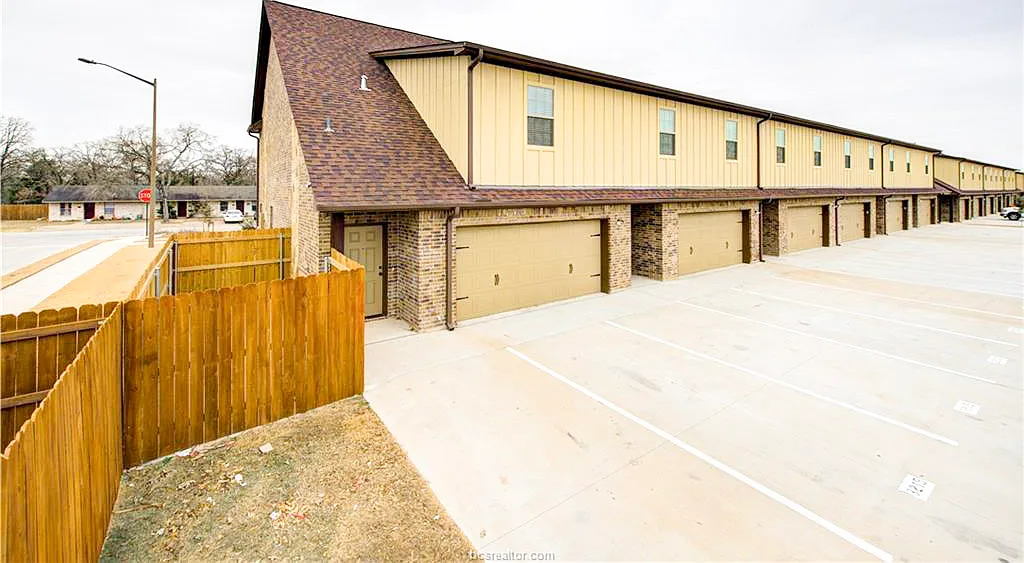 4 bed, 1810 sqft, $2,500 — Photo 2