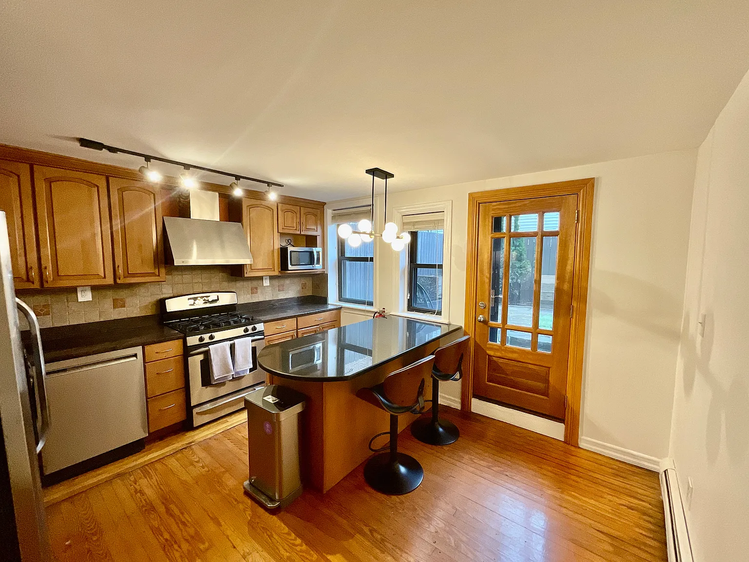 2 bed, 1.5 bath, 1052 sqft, $7,500 — Photo 2