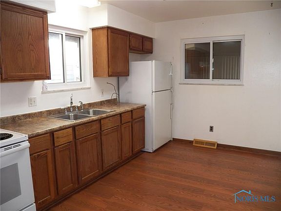 4th image of 862 Geneva Ave