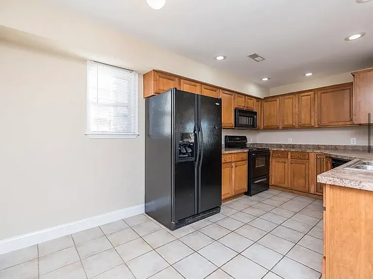 618 Hampton Way #A — Photo 8