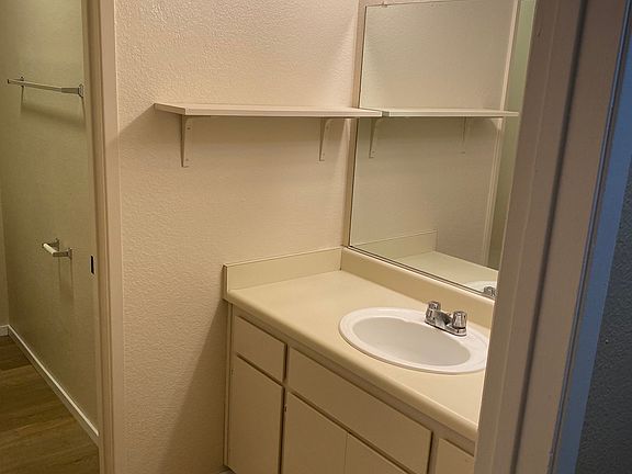 3rd image of 2401 Yreka Ave