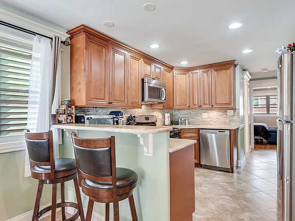 5th image of 1016 Circle Ave #1